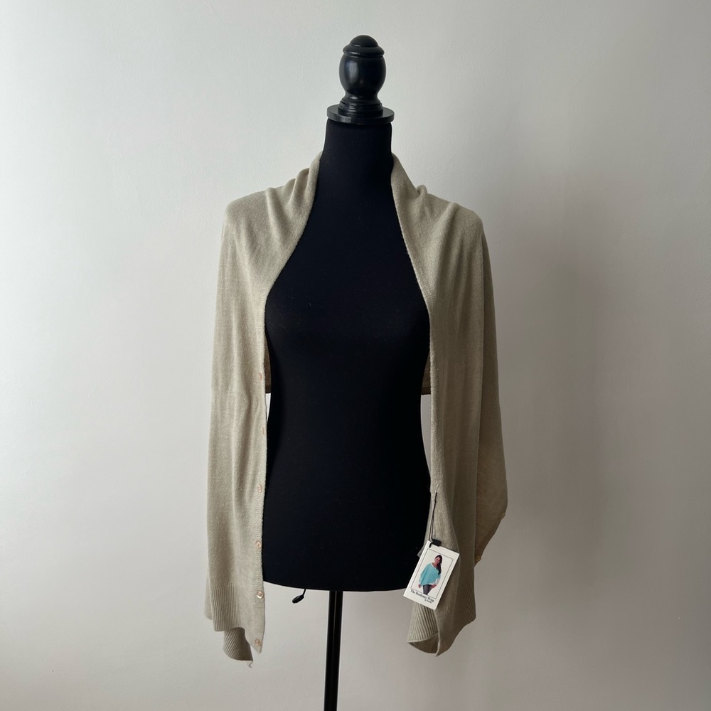 Noelle “The Bordeaux Wrap” adjustable shawl/wrap w/ buttons. Taupe. NWT.